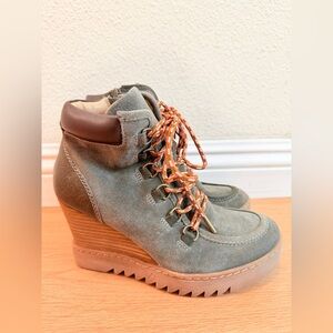 Sofft  Wedge Hiking Boots Size 6M Suede Lace Up Platform Booties Outdoor Style